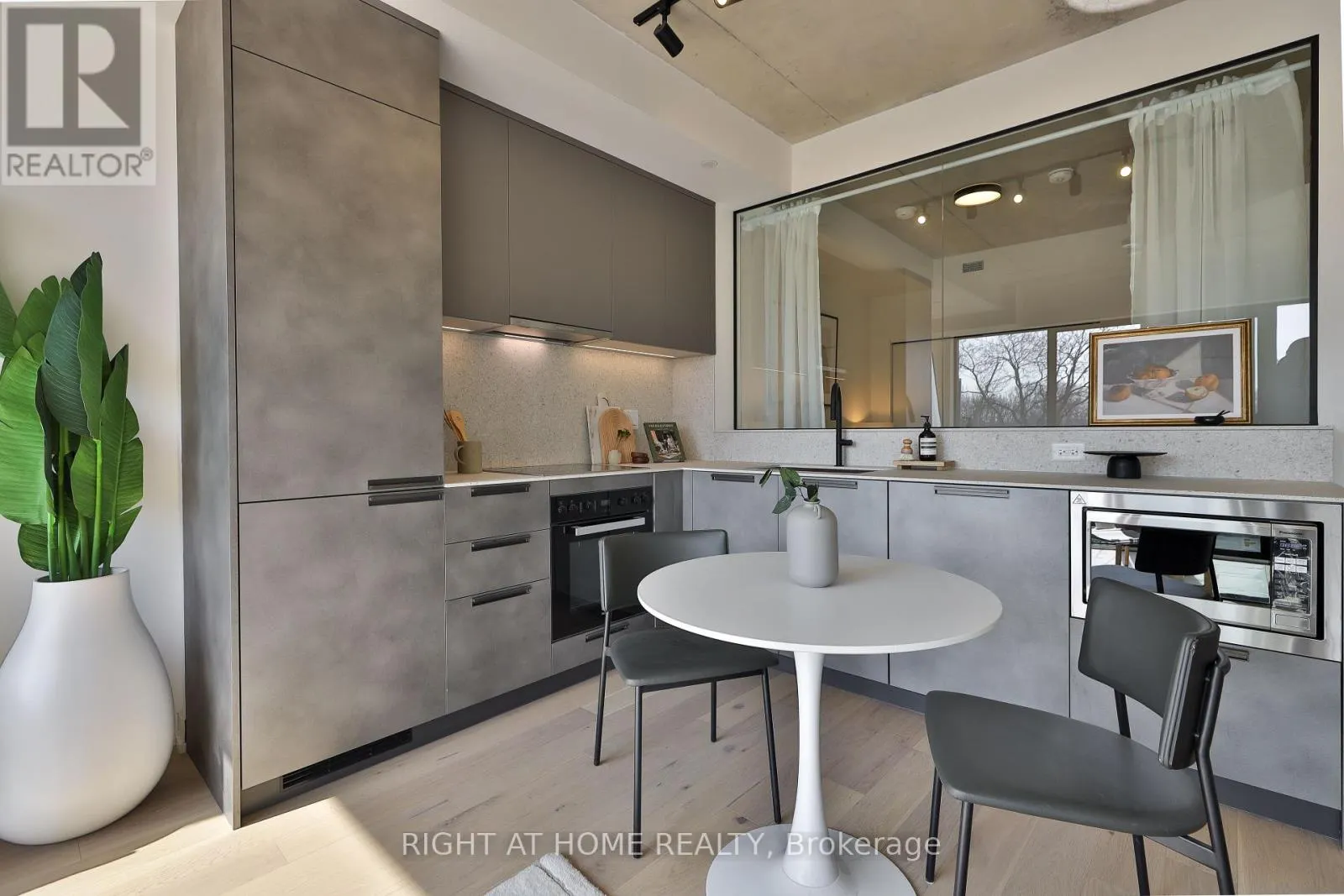 405 - 761 QUEEN STREET E