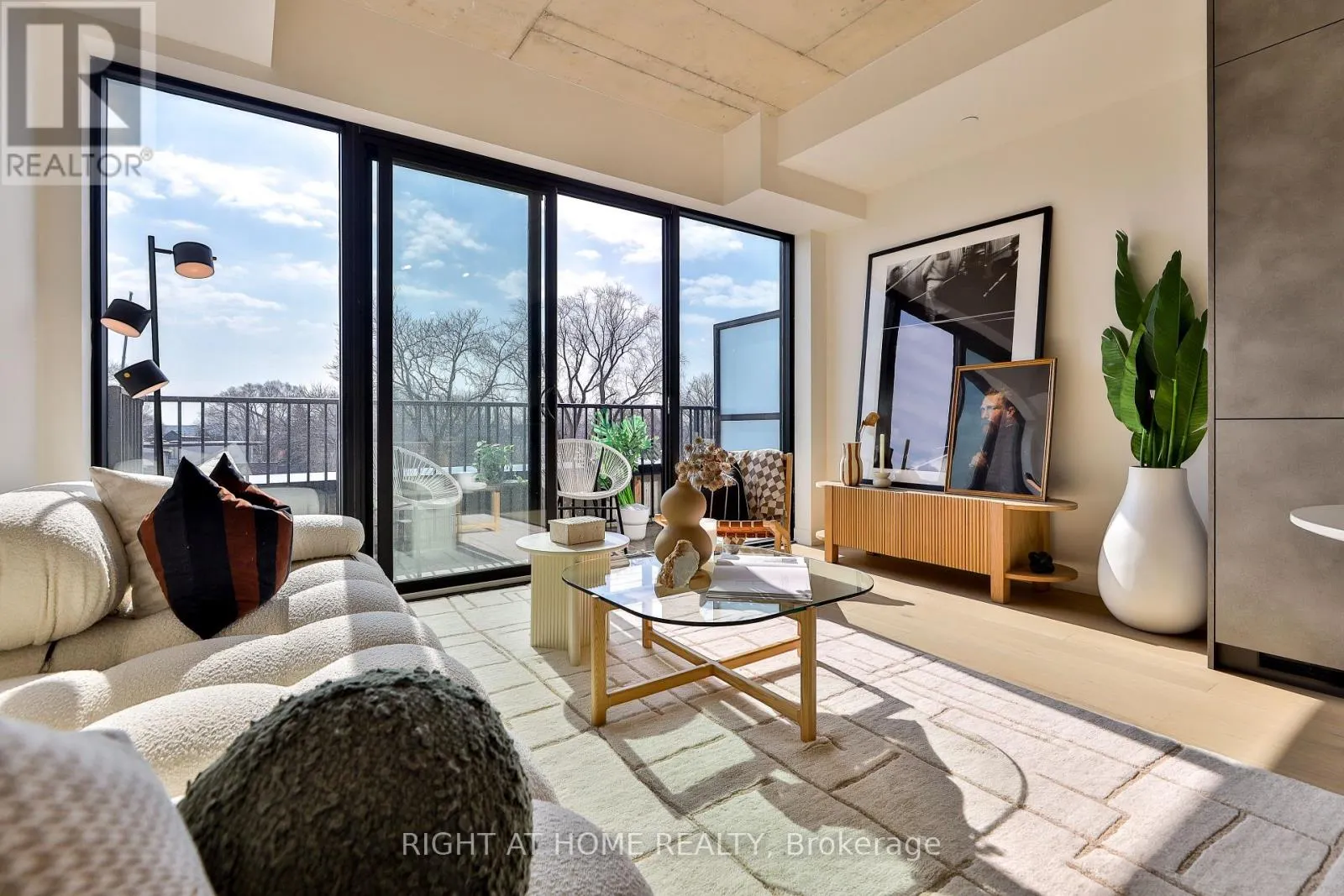 405 - 761 QUEEN STREET E