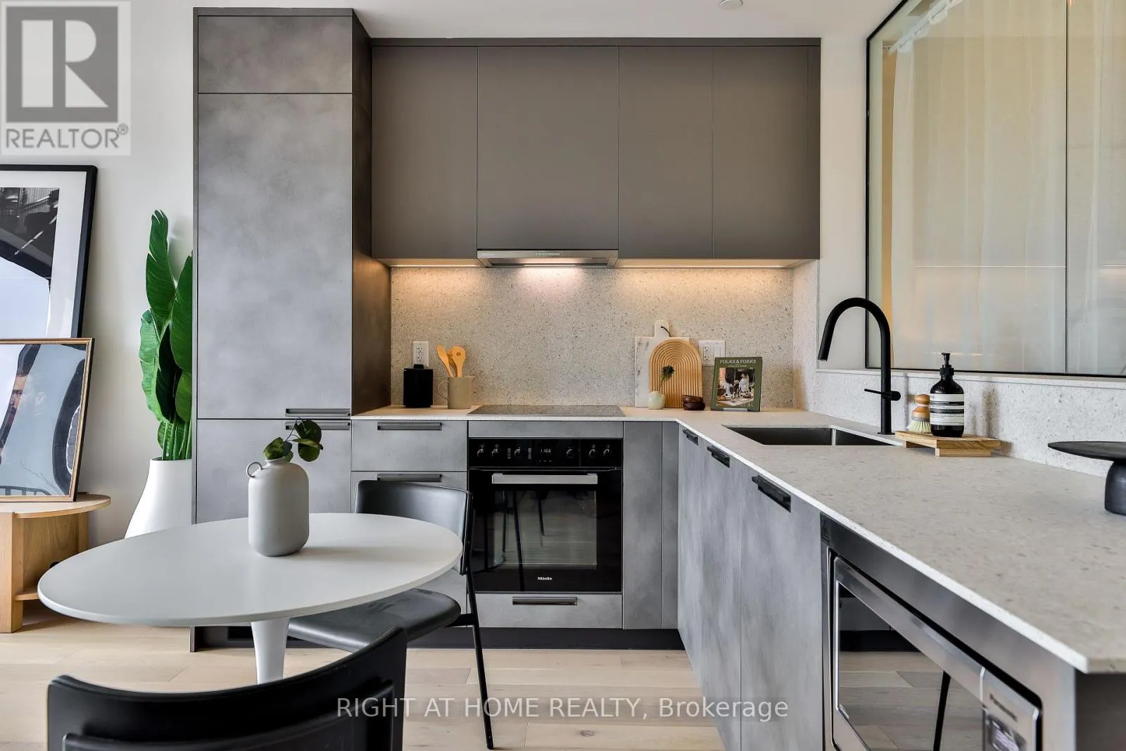 405 - 761 QUEEN STREET E