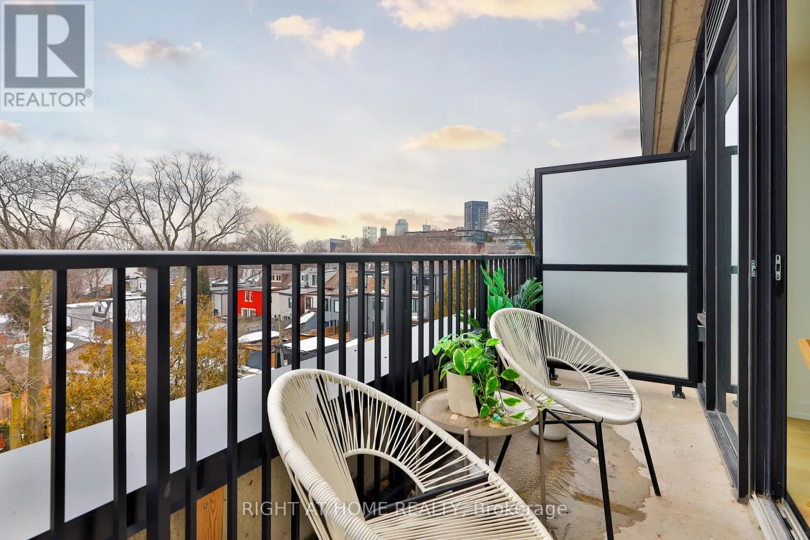 405 - 761 QUEEN STREET E
