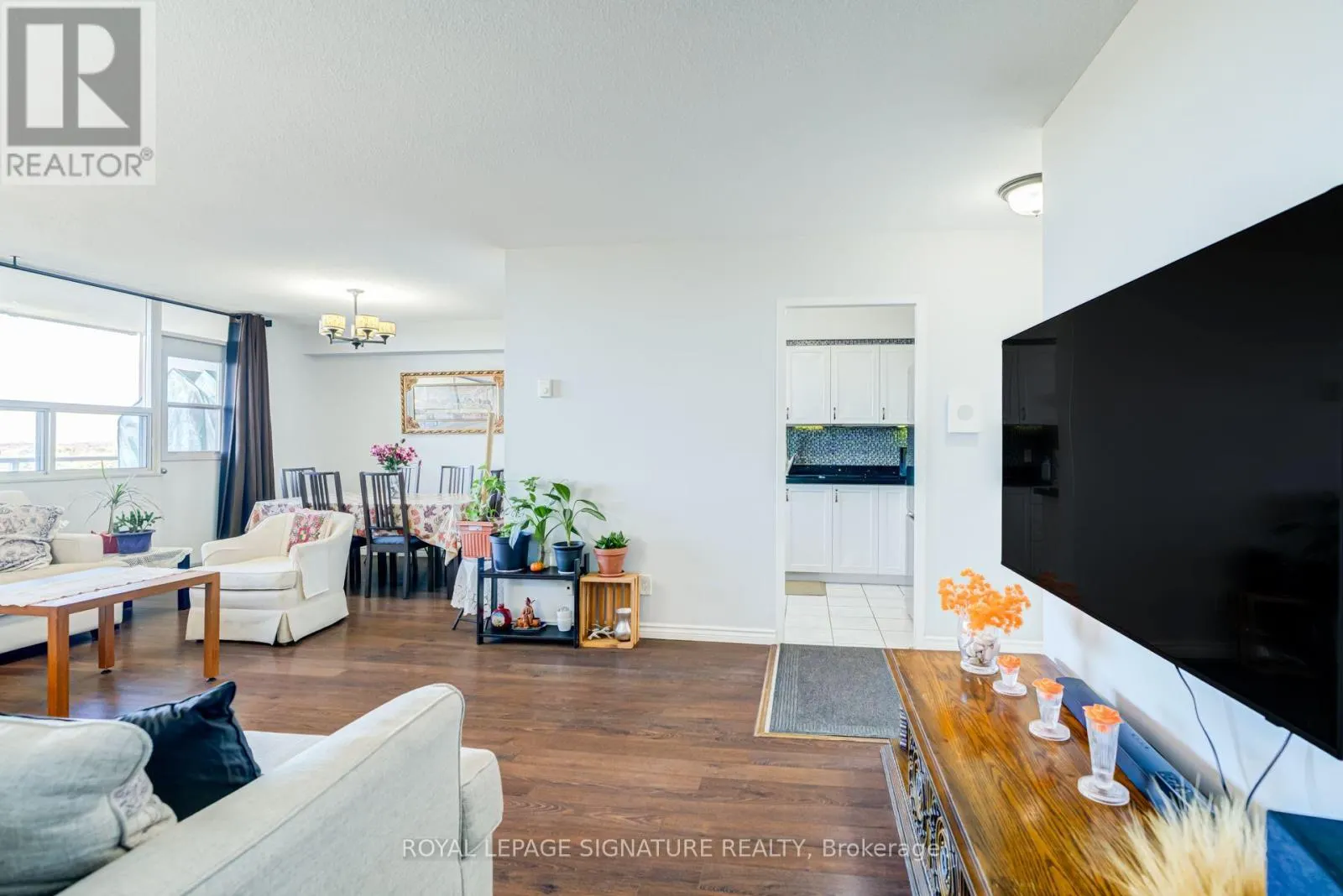 812 - 2550 PHARMACY AVENUE