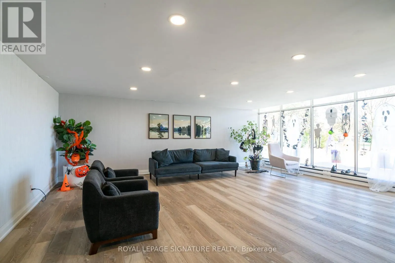 812 - 2550 PHARMACY AVENUE