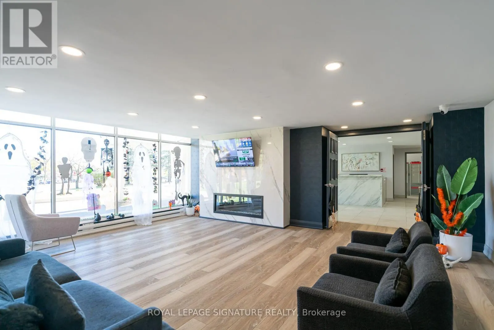 812 - 2550 PHARMACY AVENUE