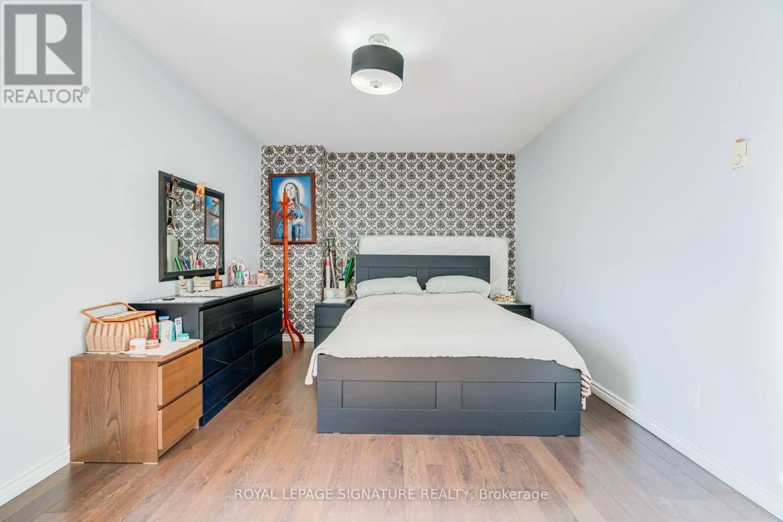 812 - 2550 PHARMACY AVENUE