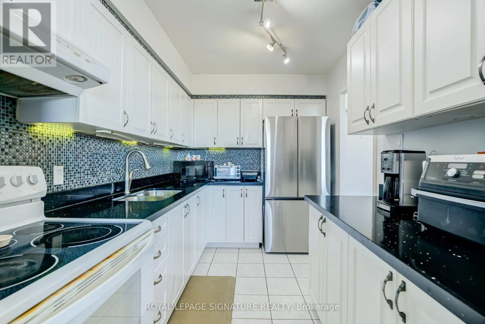 812 - 2550 PHARMACY AVENUE