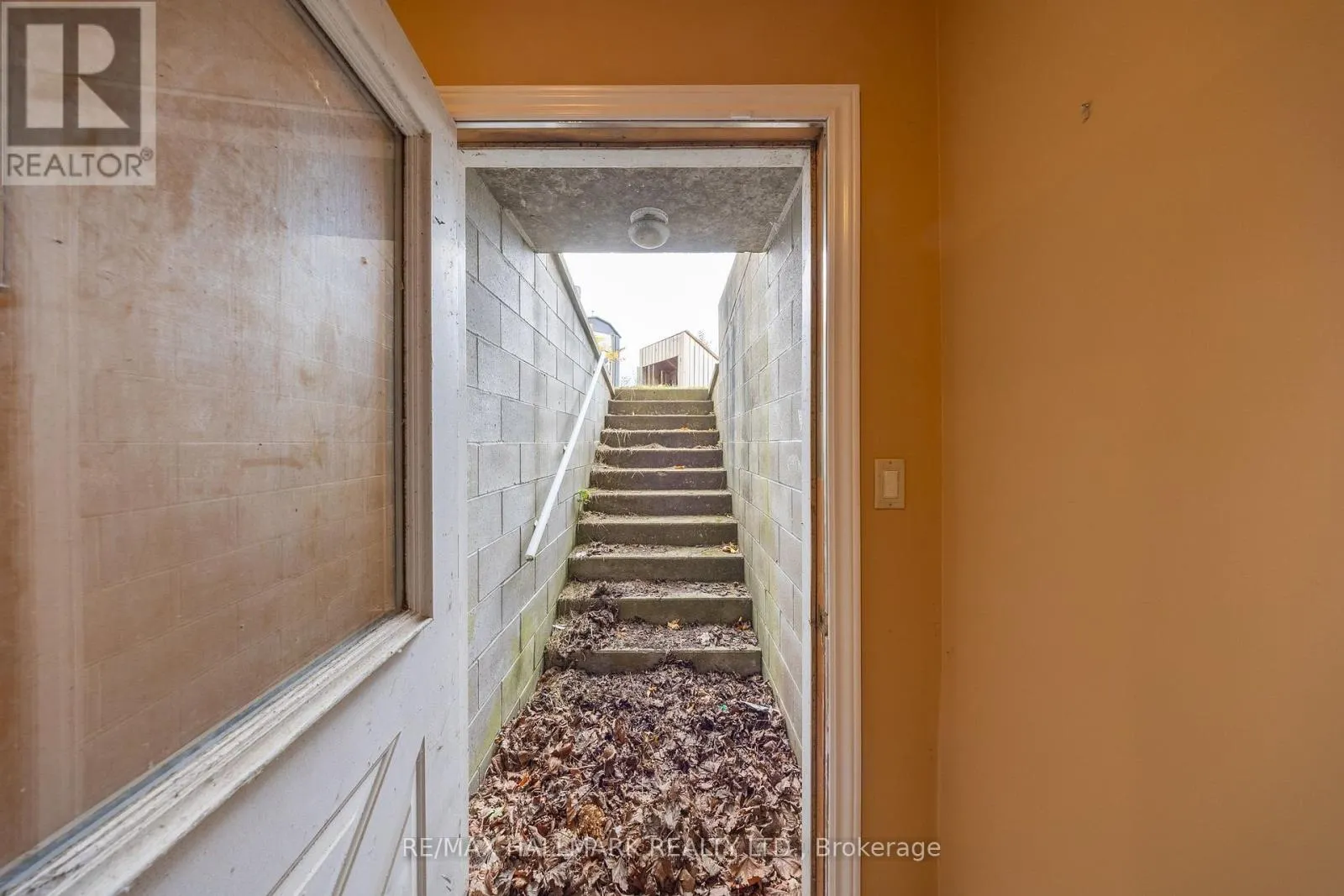 3741 LAKESHORE ROAD E