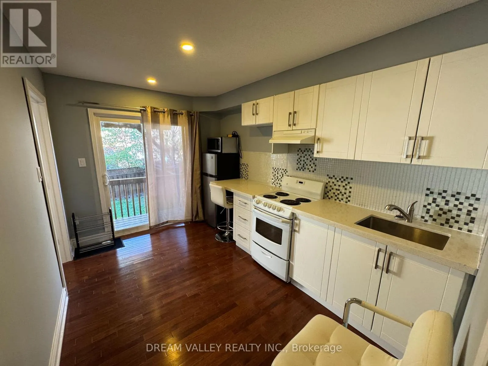 MAIN - 18 WILKES CRESCENT