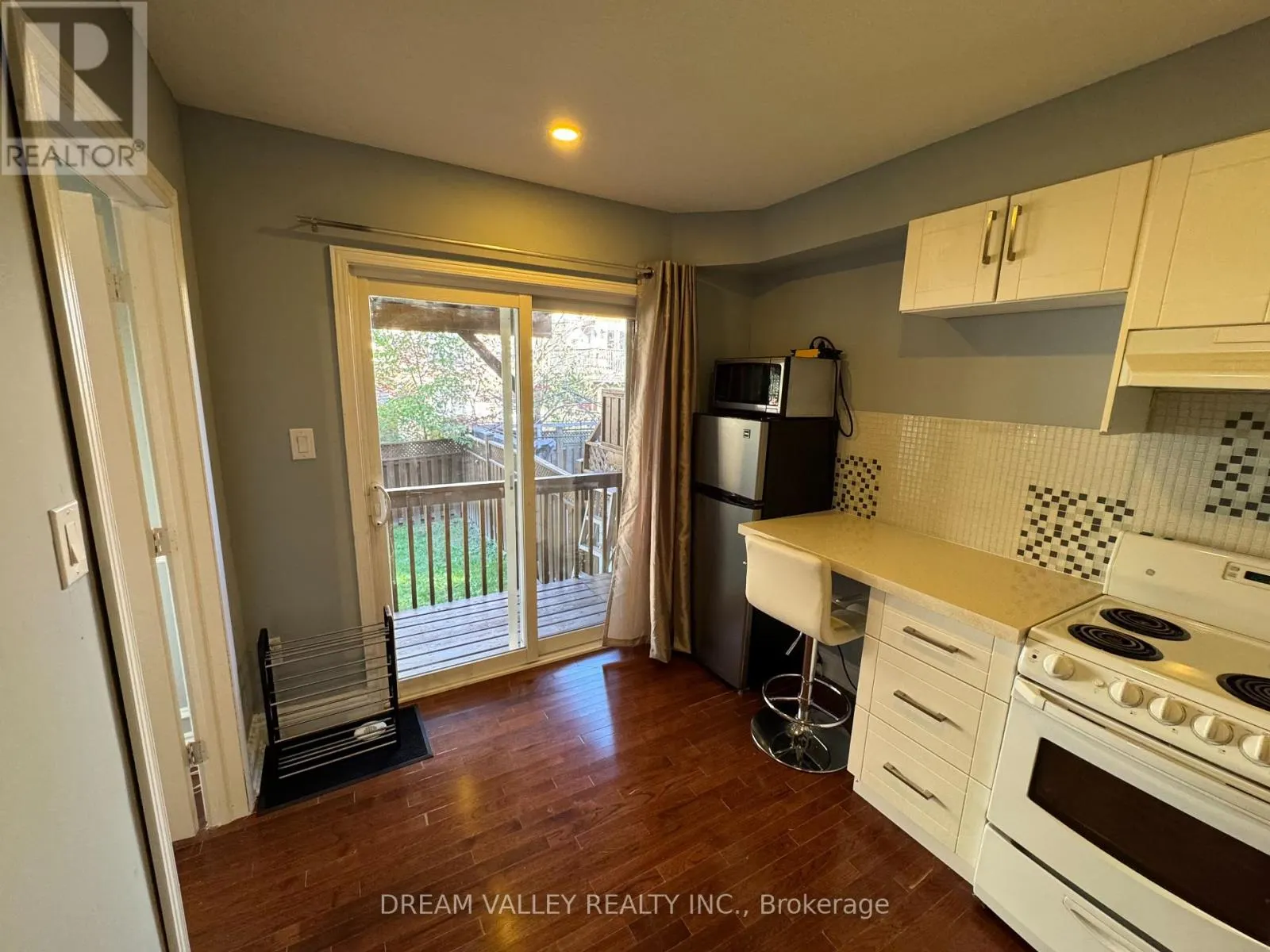 MAIN - 18 WILKES CRESCENT