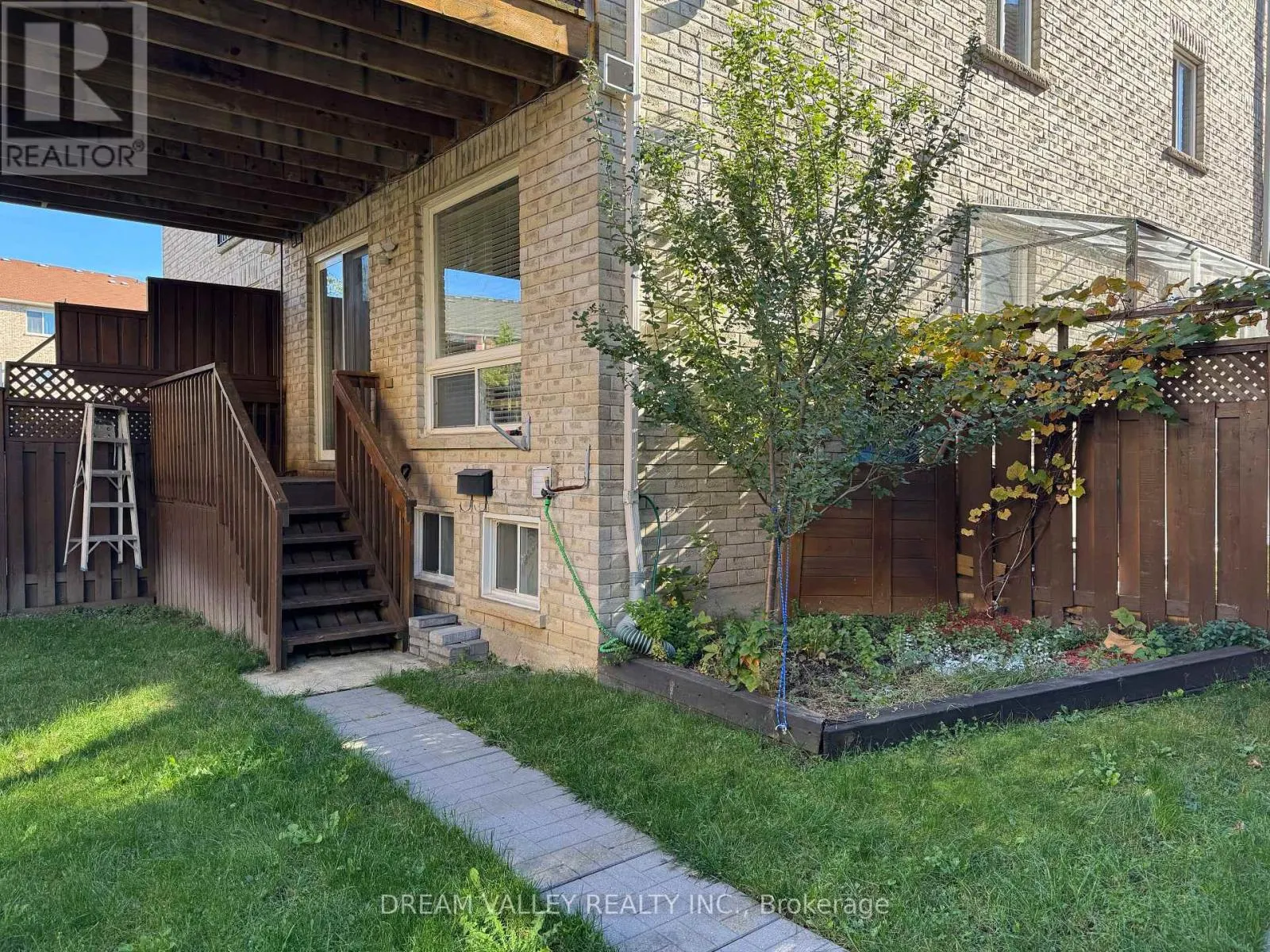 MAIN - 18 WILKES CRESCENT