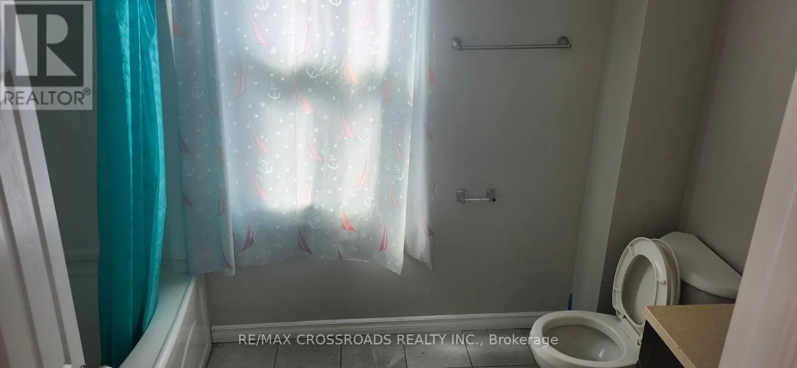 FRONT UNIT-MAIN FLOOR - 220 MCNAUGHTON AVENUE