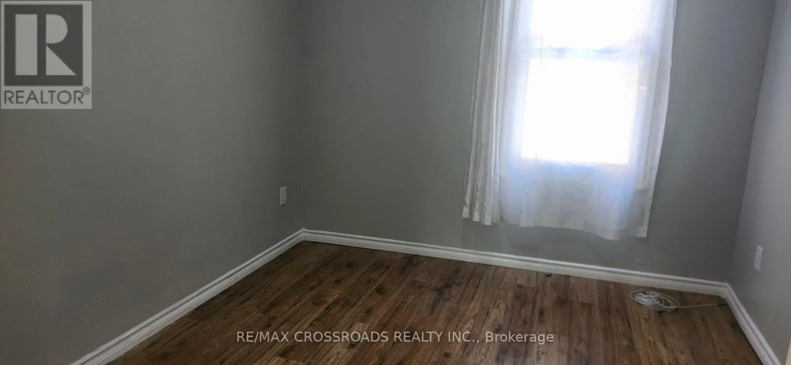 FRONT UNIT-MAIN FLOOR - 220 MCNAUGHTON AVENUE