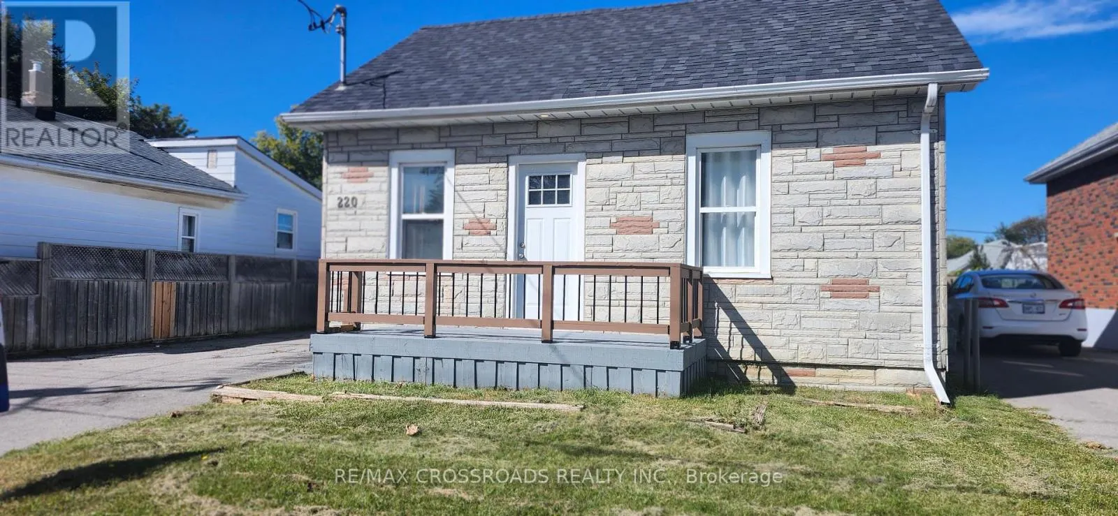 REAR UNIT-MAIN FLOOR - 220 MCNAUGHTON AVENUE