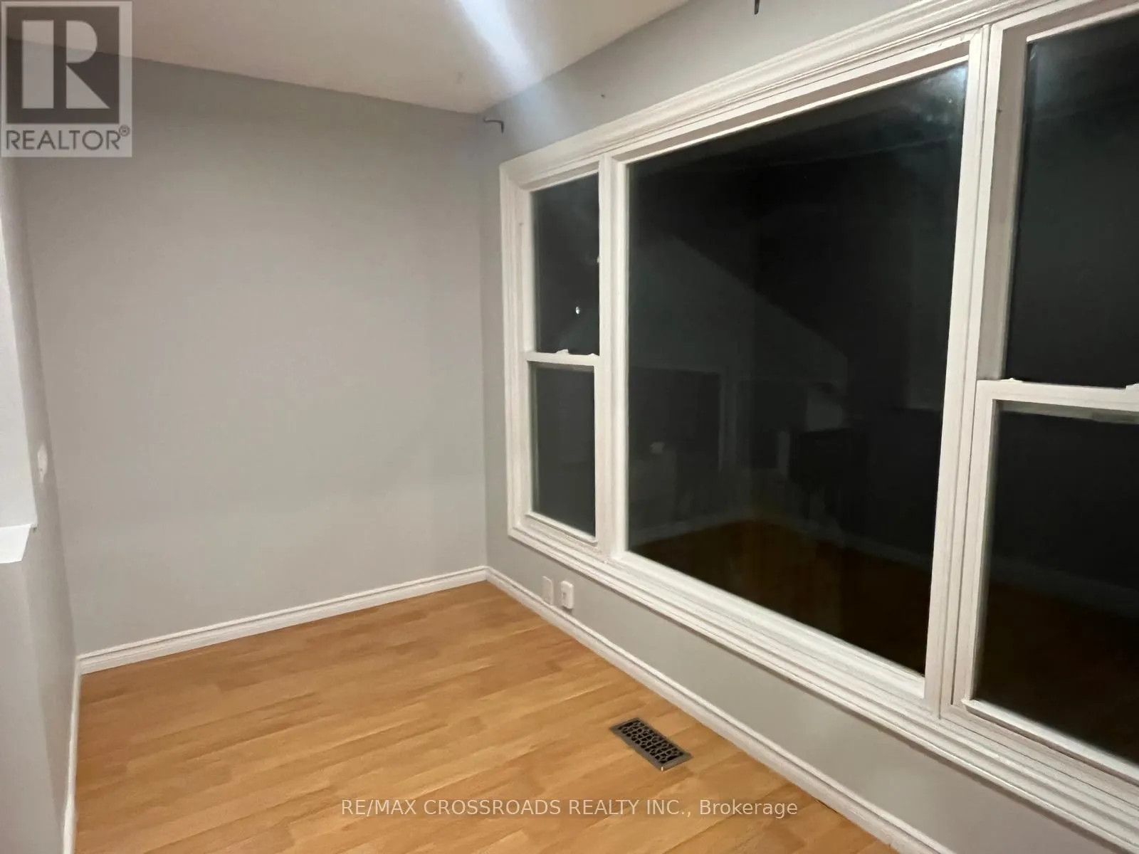 REAR UNIT-MAIN FLOOR - 220 MCNAUGHTON AVENUE