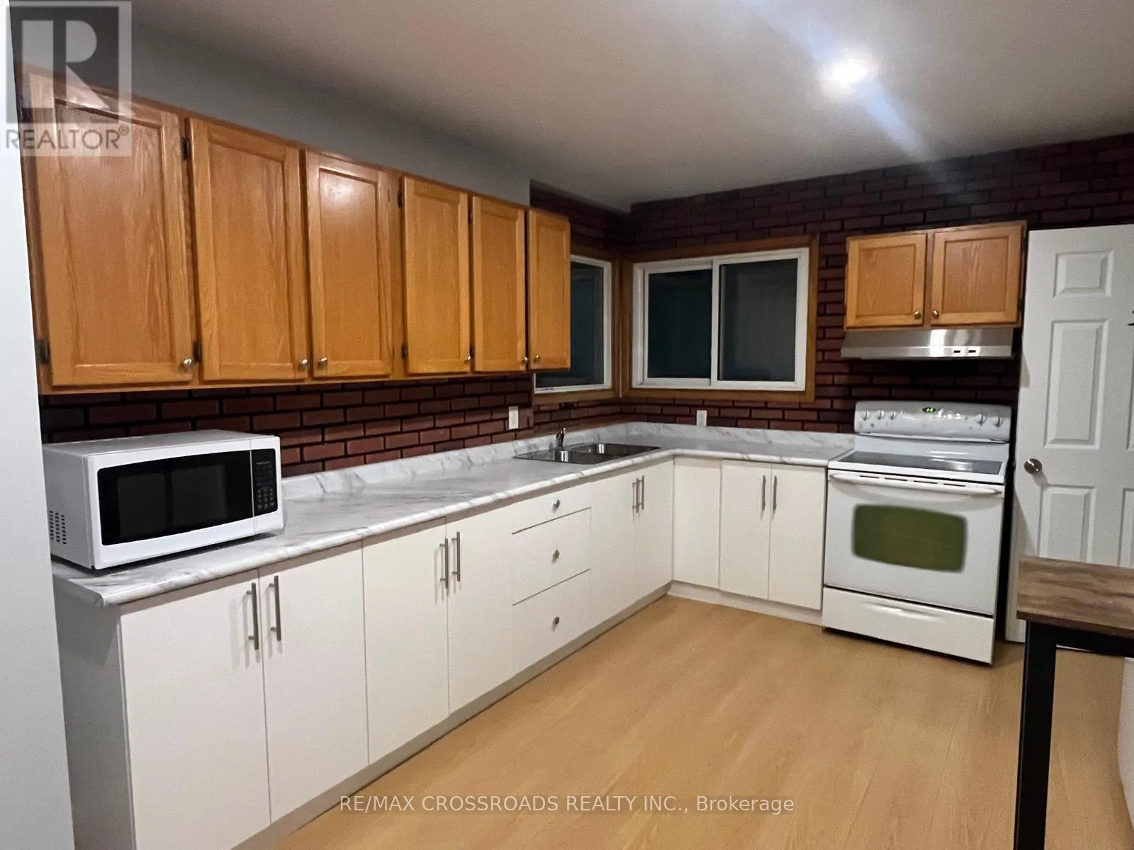 REAR UNIT-MAIN FLOOR - 220 MCNAUGHTON AVENUE