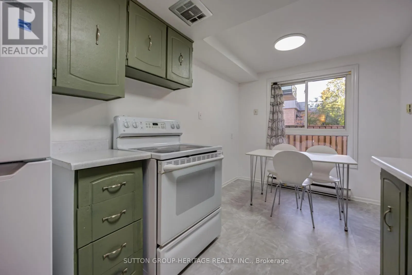 63 - 53 TAUNTON ROAD E