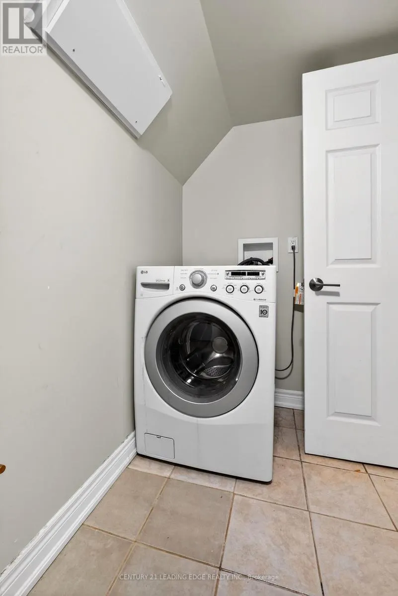 BASEMENT - 303 ROSSLAND ROAD W