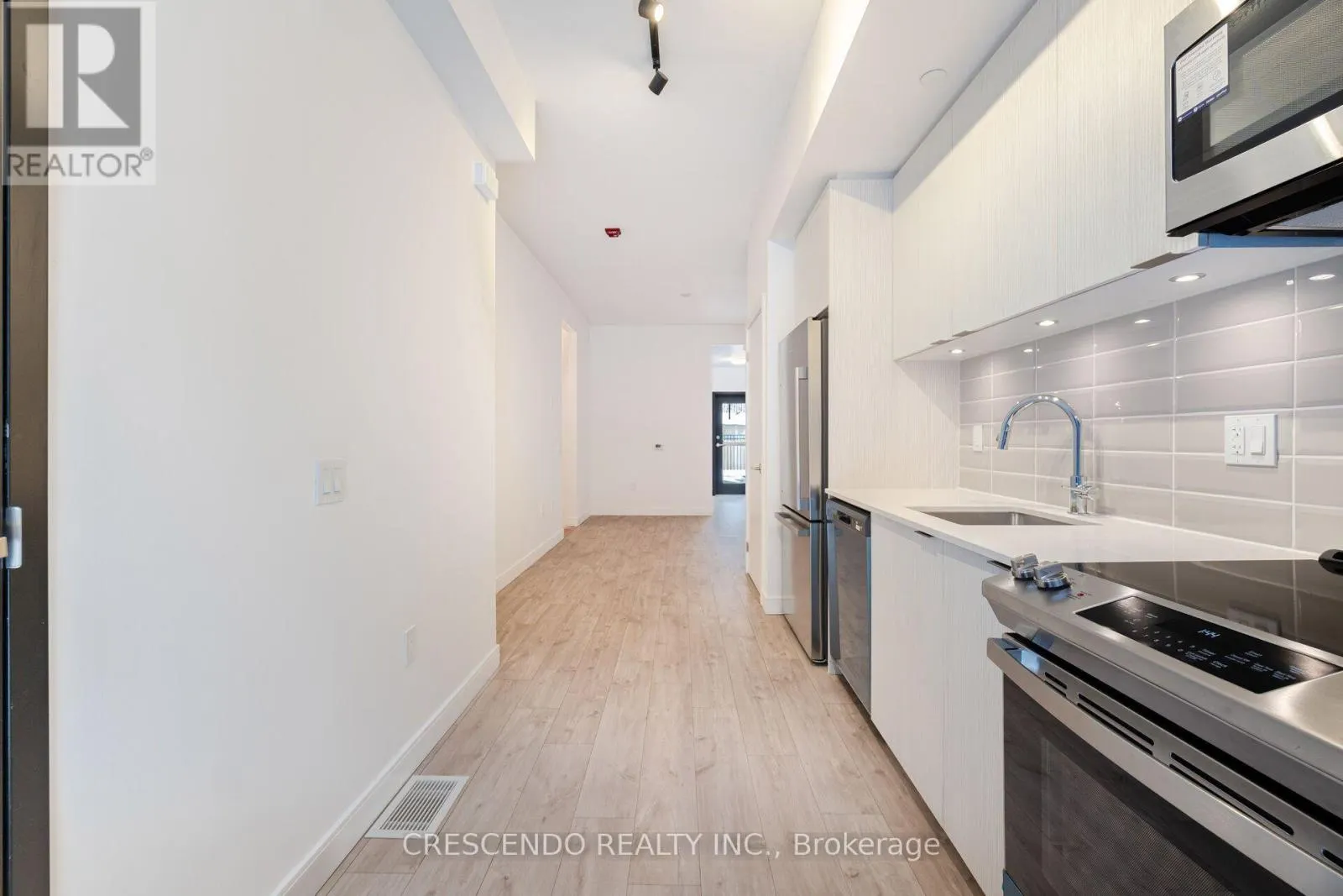 8 - 176 CLONMORE DRIVE