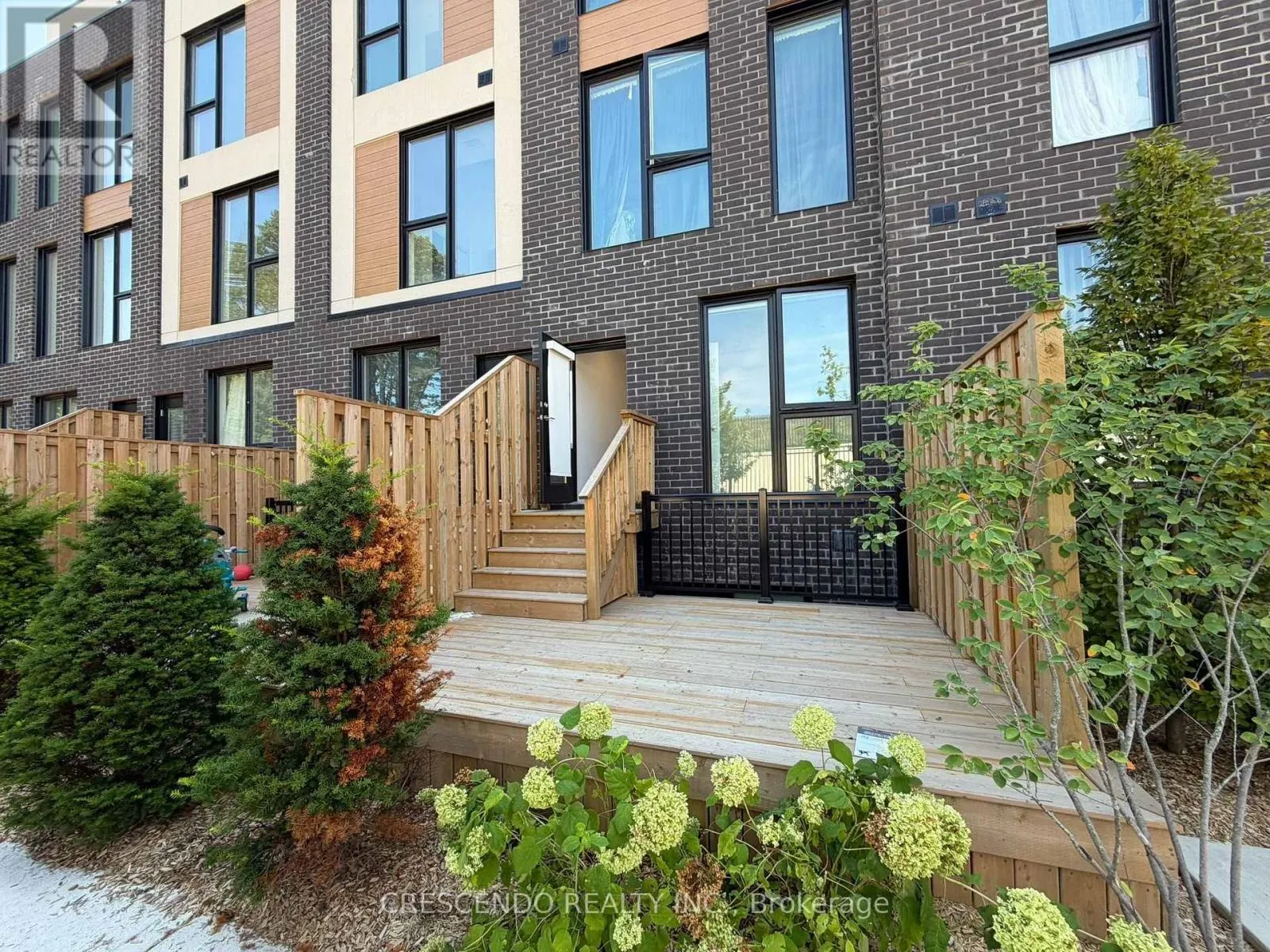 8 - 176 CLONMORE DRIVE