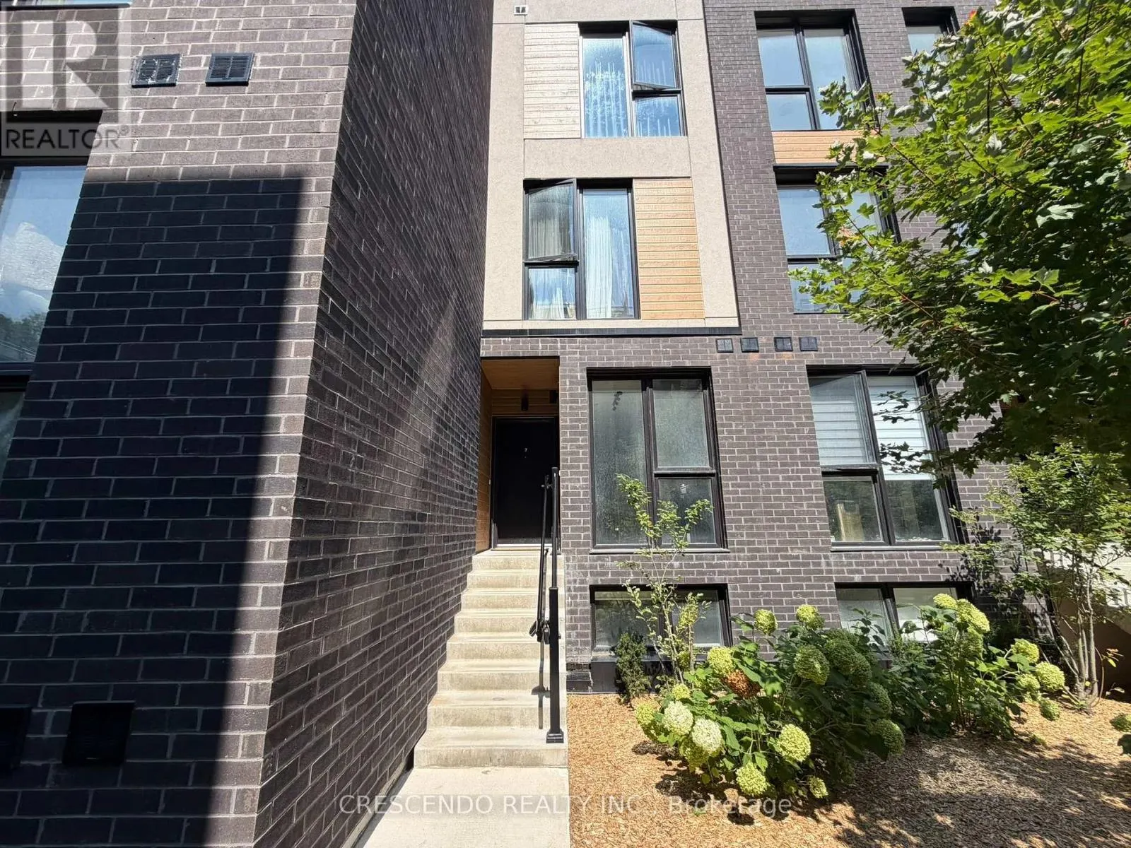 8 - 176 CLONMORE DRIVE