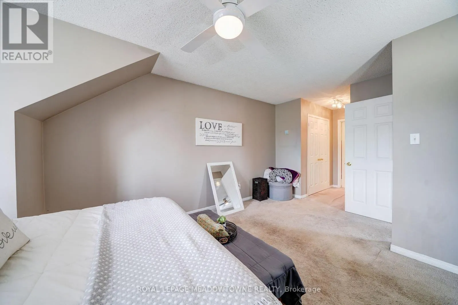 494 FLAGSTONE COURT