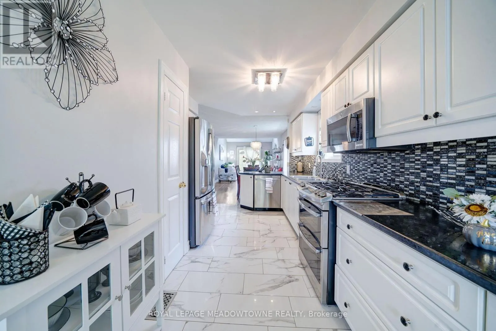 494 FLAGSTONE COURT
