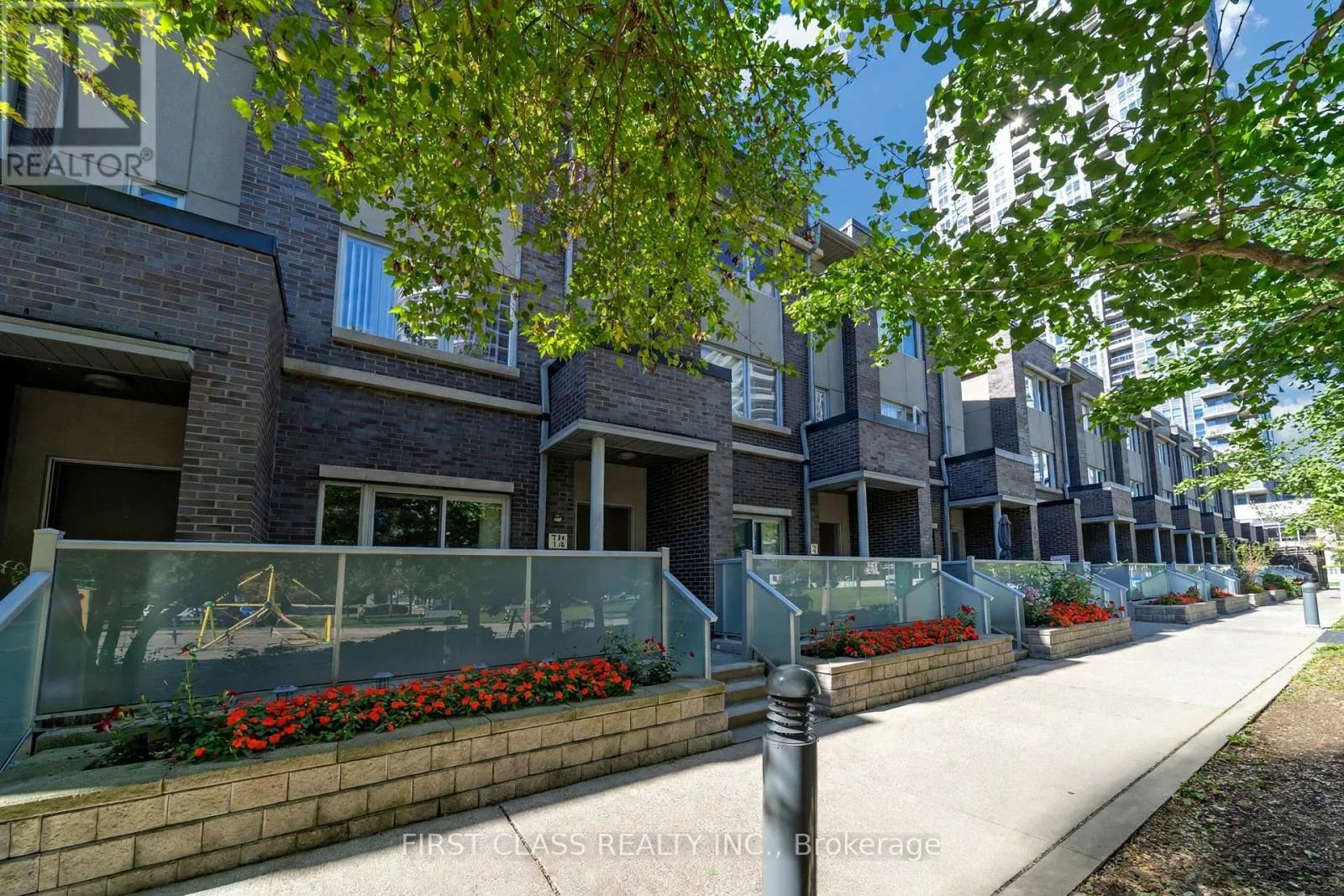 14 - 310 VILLAGE GREEN SQUARE