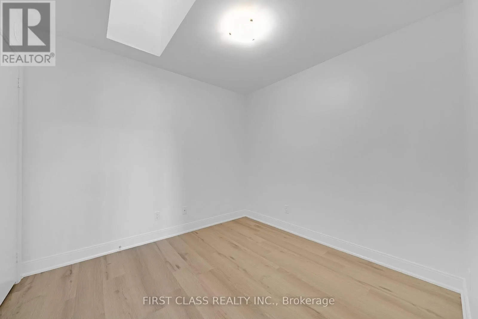 14 - 310 VILLAGE GREEN SQUARE