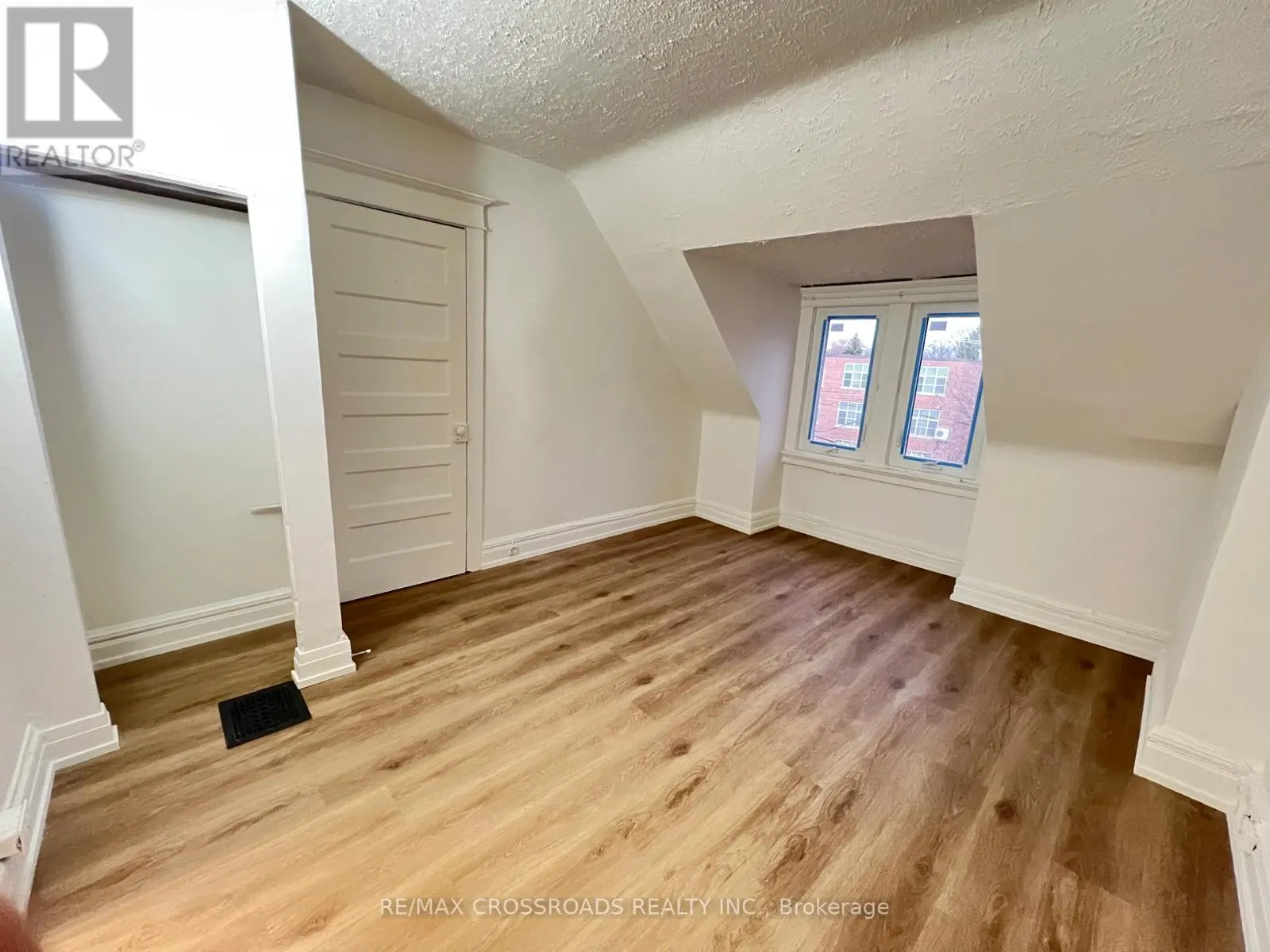 UNIT 3 - 82 CURZON STREET