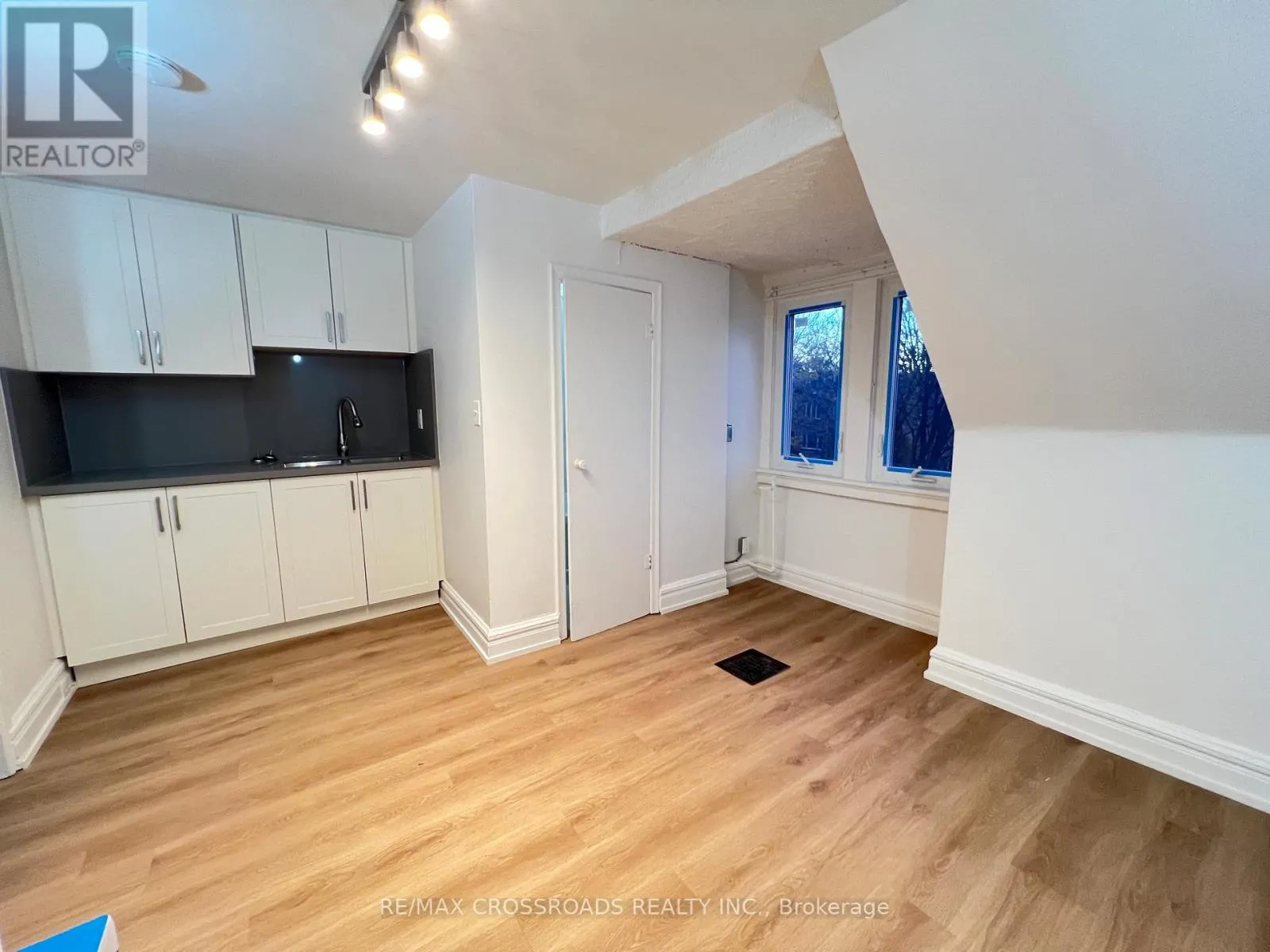 UNIT 3 - 82 CURZON STREET
