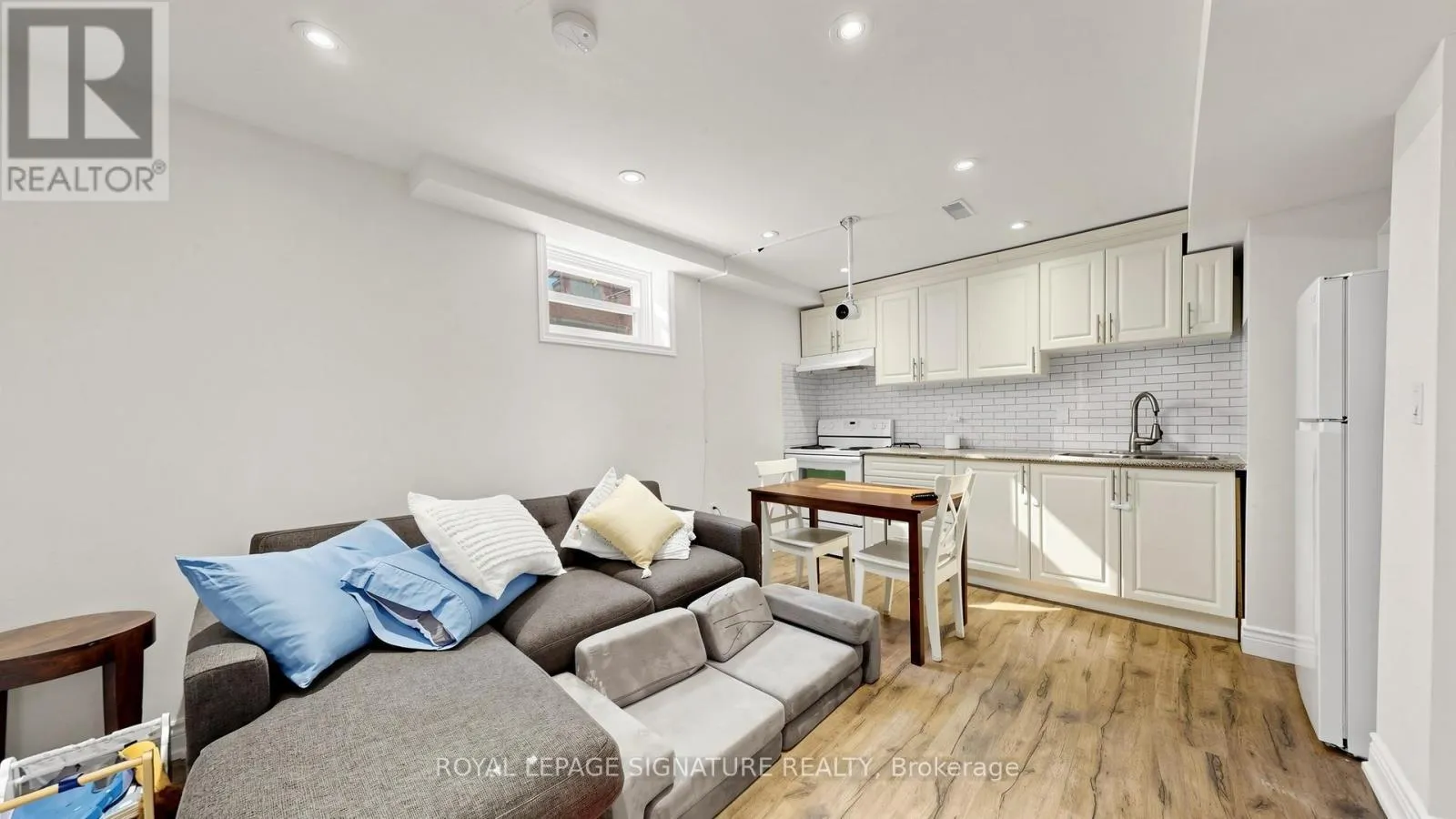 33 NEAPOLITAN DRIVE
