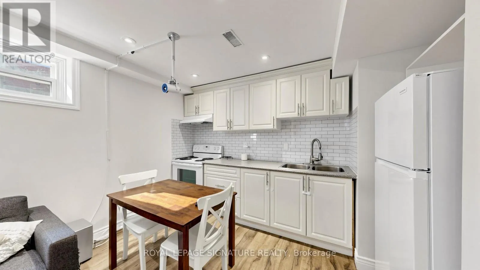 33 NEAPOLITAN DRIVE