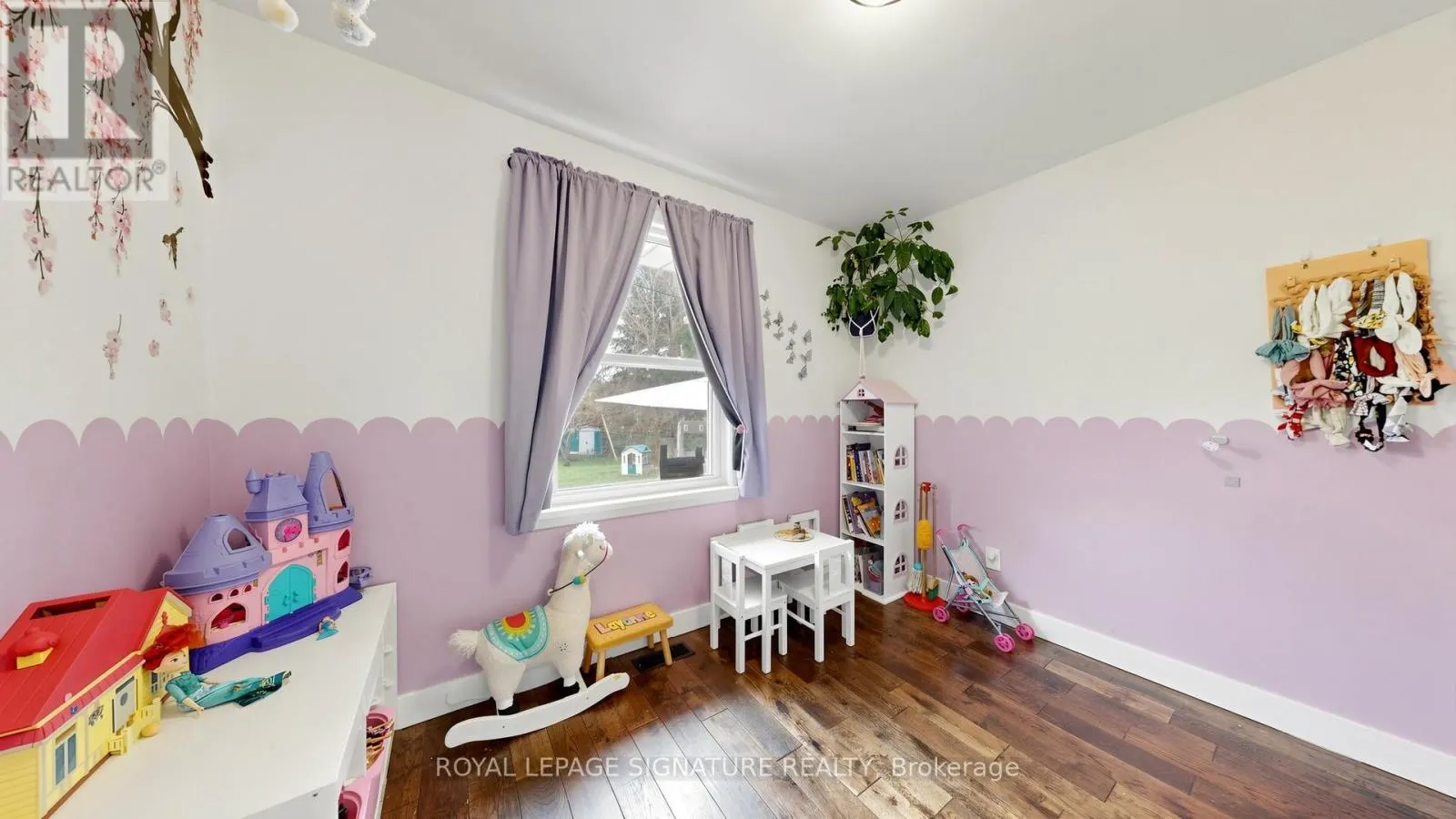 33 NEAPOLITAN DRIVE