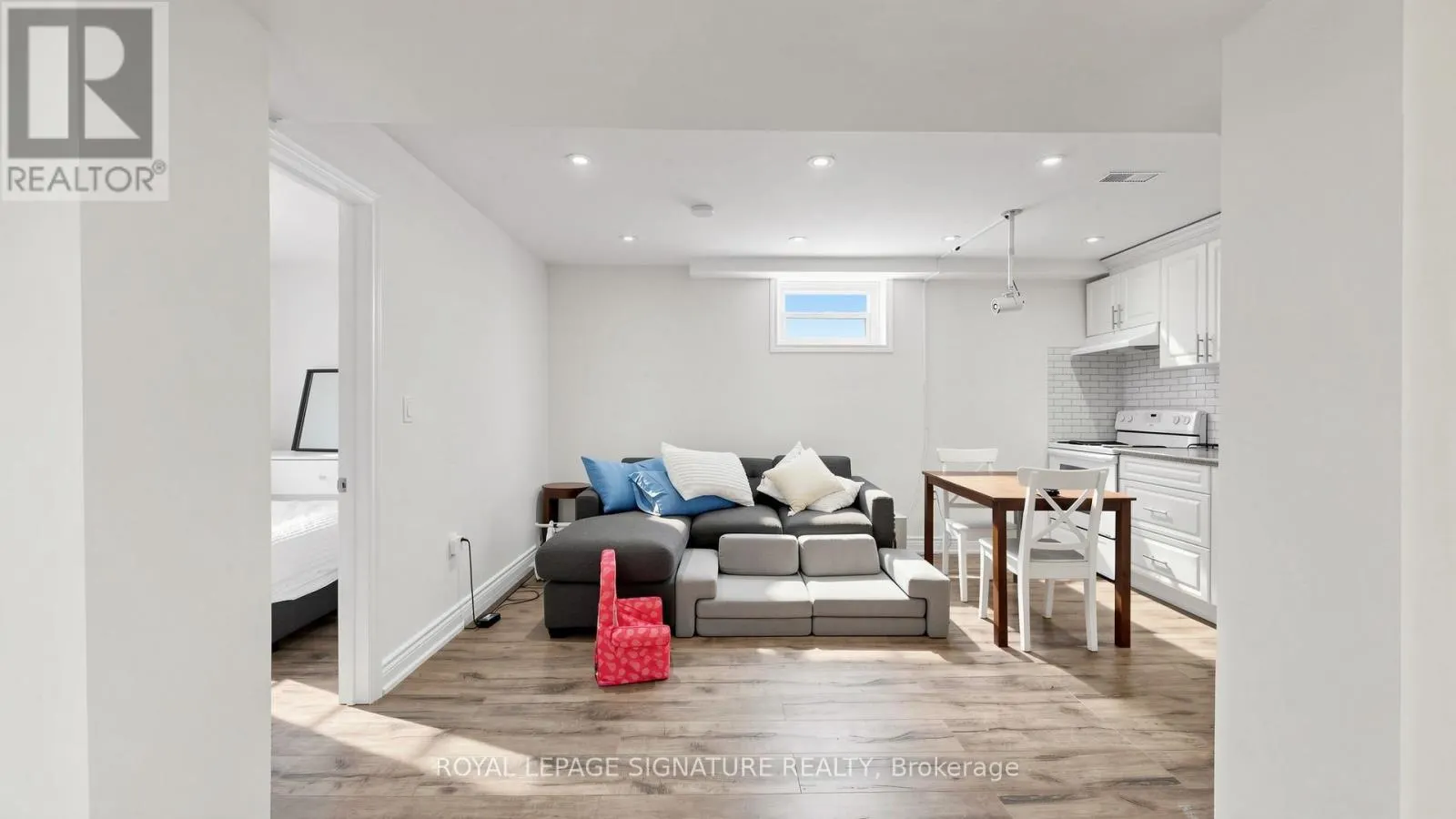 33 NEAPOLITAN DRIVE