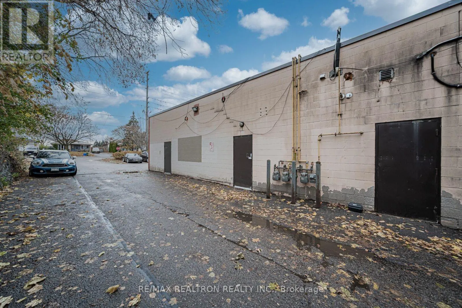 2 - 555 ROSSLAND ROAD E