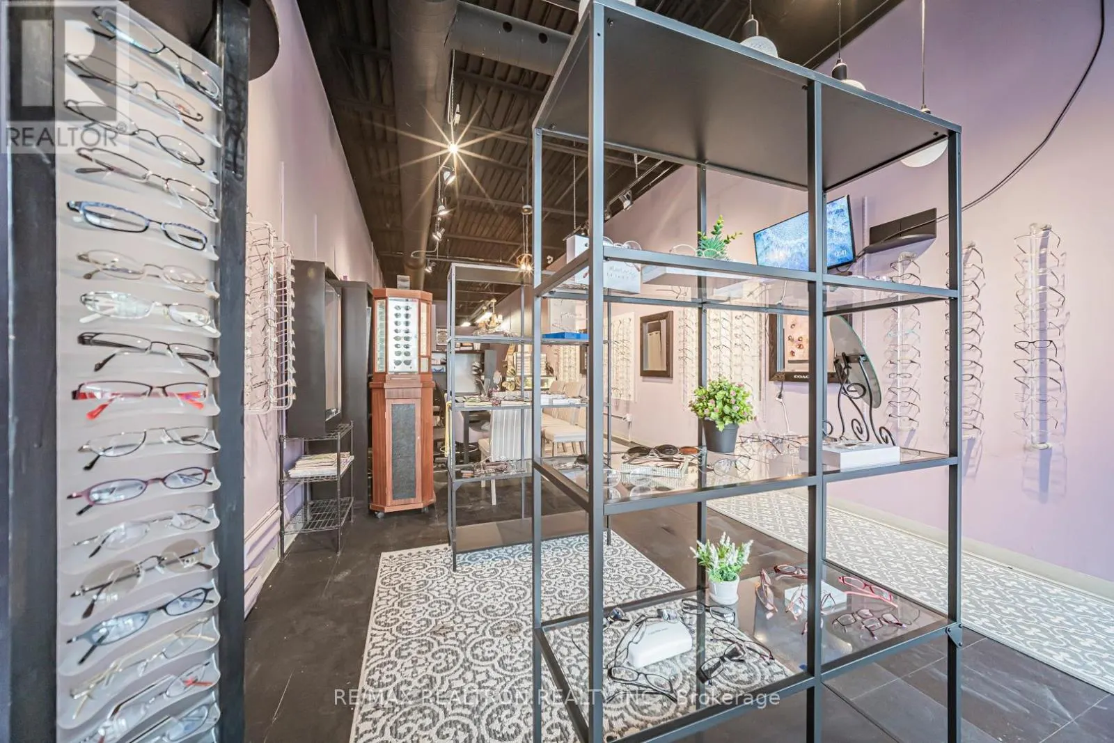 2 - 555 ROSSLAND ROAD E
