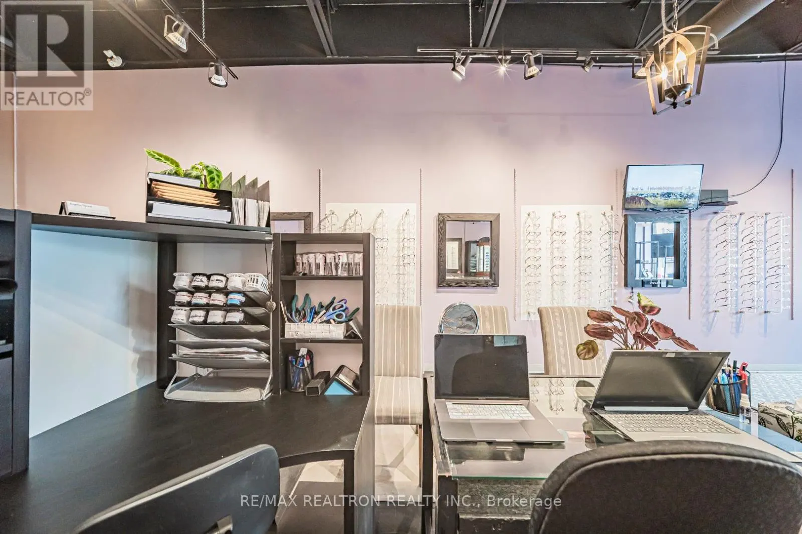 2 - 555 ROSSLAND ROAD E