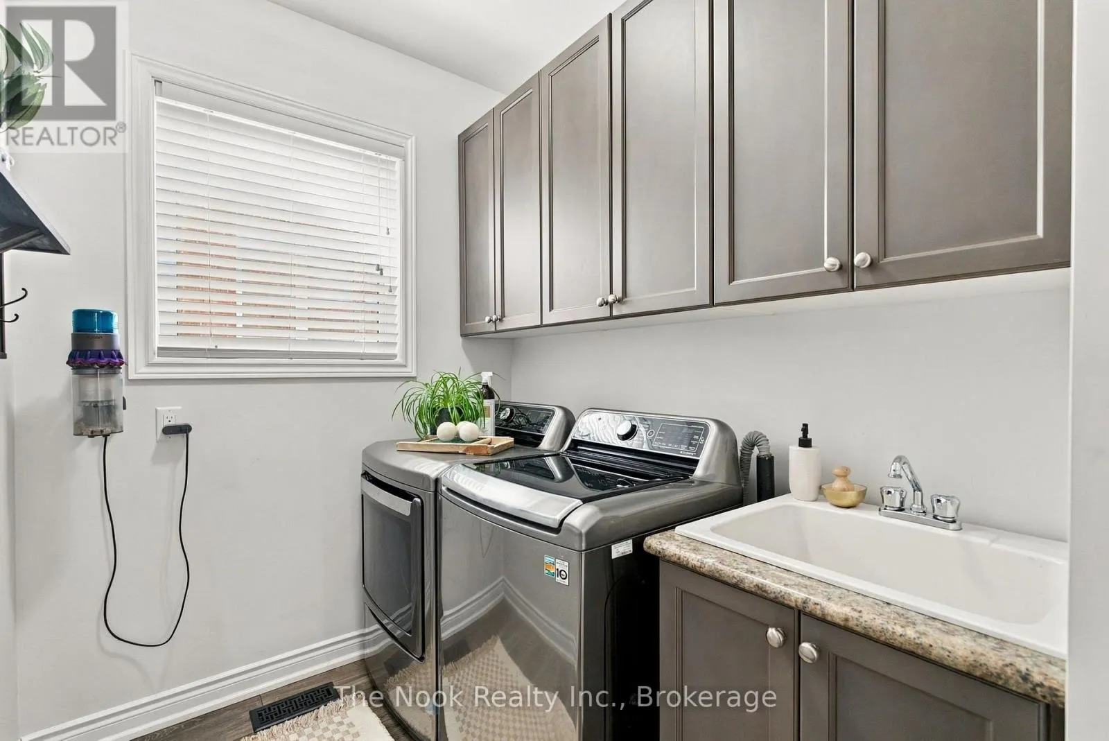 966 HINTERLAND COURT
