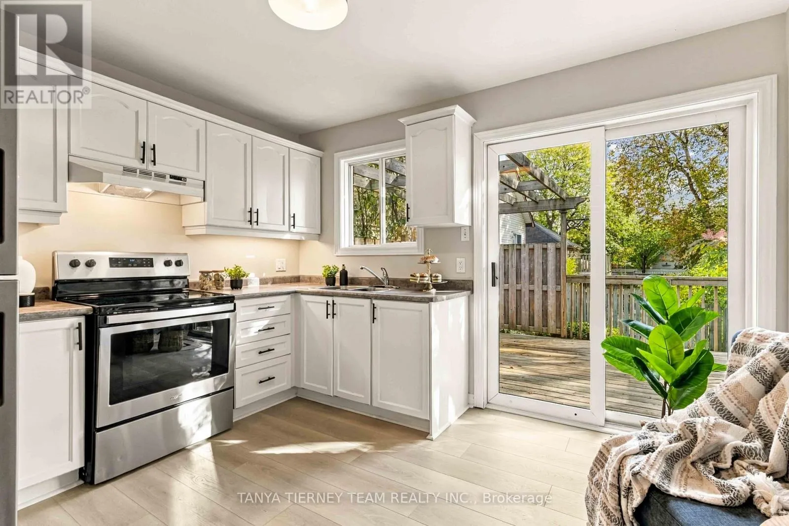 509 DUNLOP STREET W