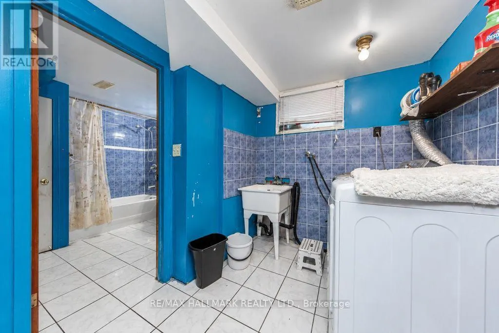 36 HUDDLESTON COURT