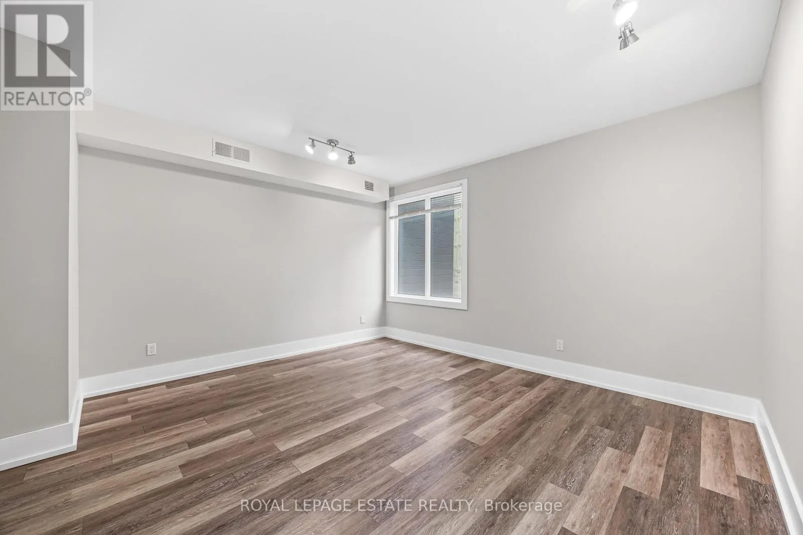 1140 QUEEN STREET E