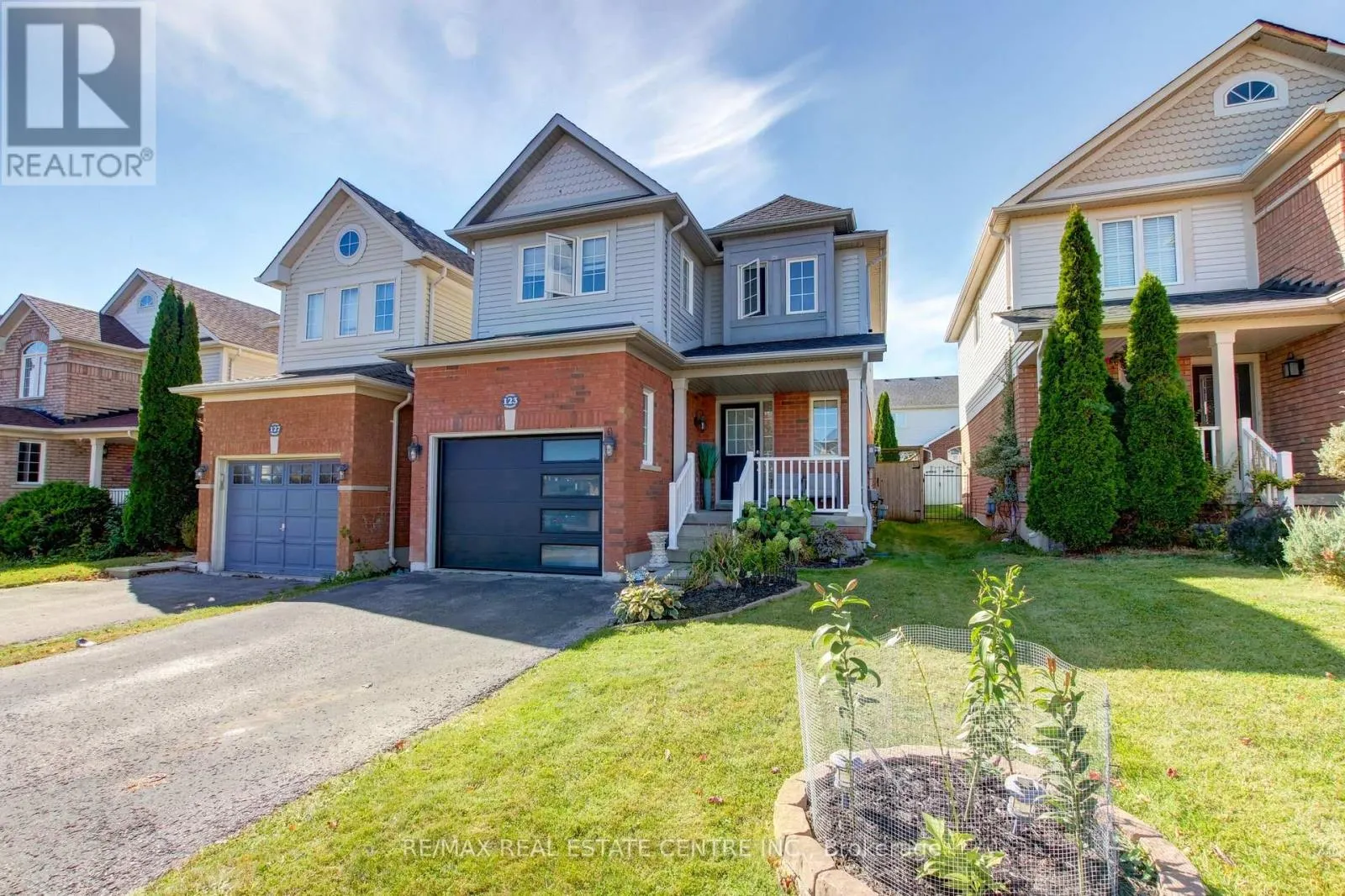 123 LUNNEY CRESCENT