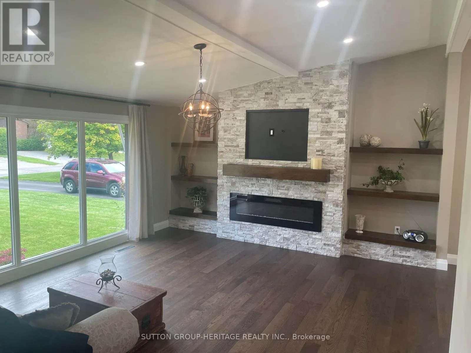 160 LAUREL COURT