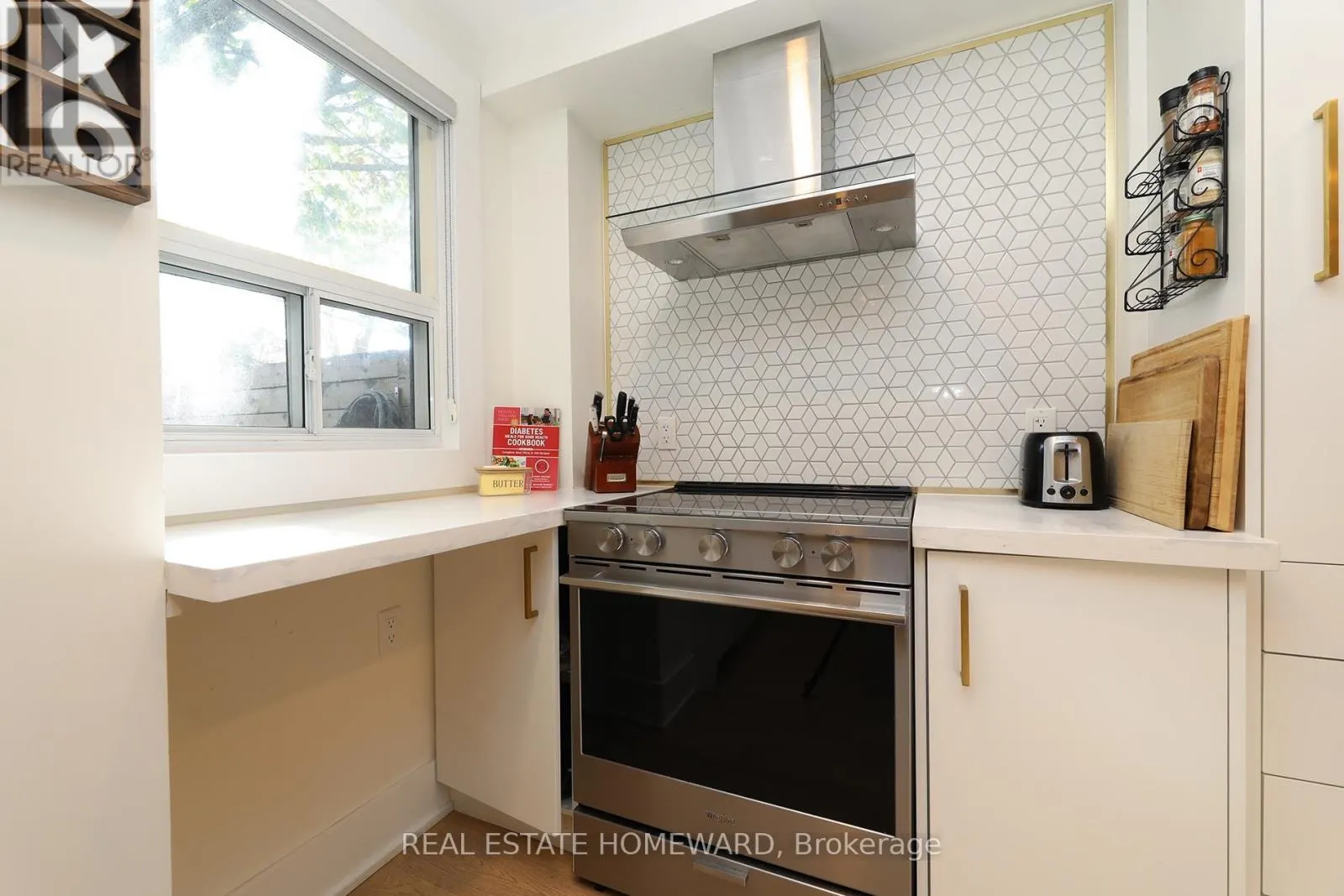 31 WOODROW AVENUE