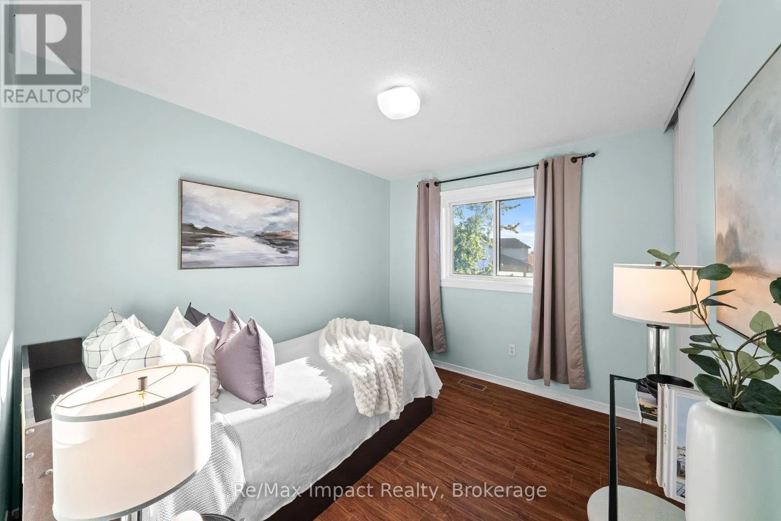 1049 TIMBERLAND CRESCENT