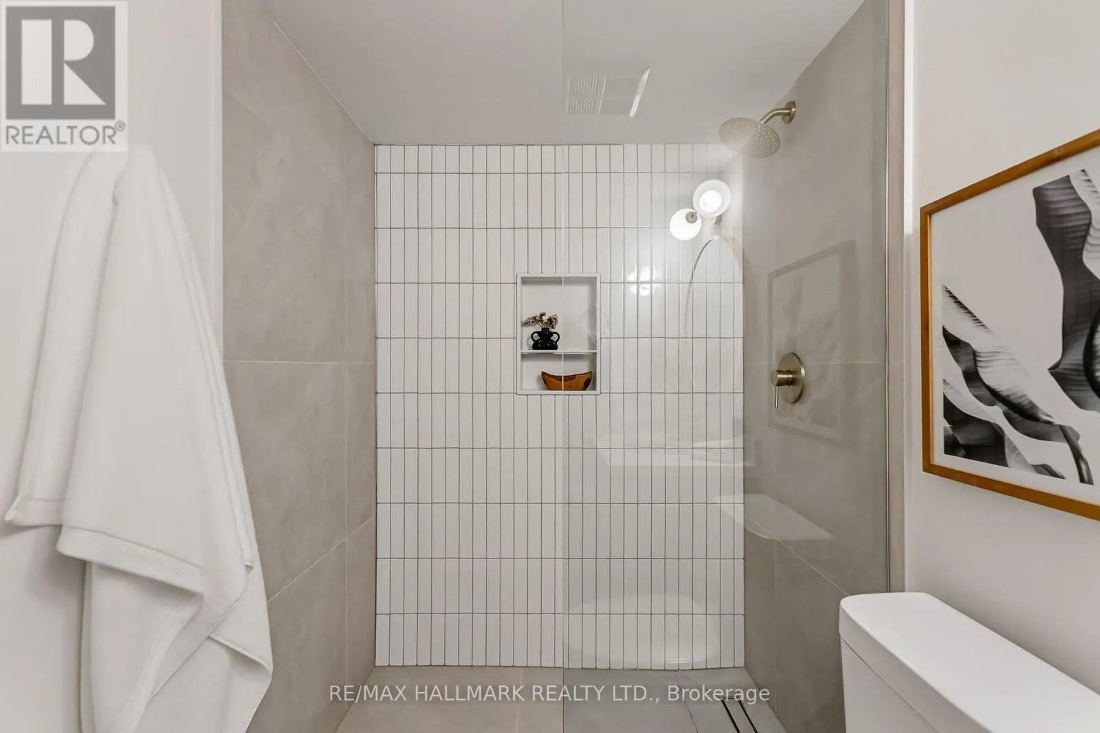 404 - 1797 QUEEN STREET E