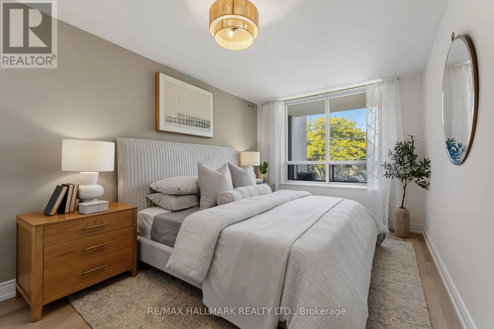 404 - 1797 QUEEN STREET E