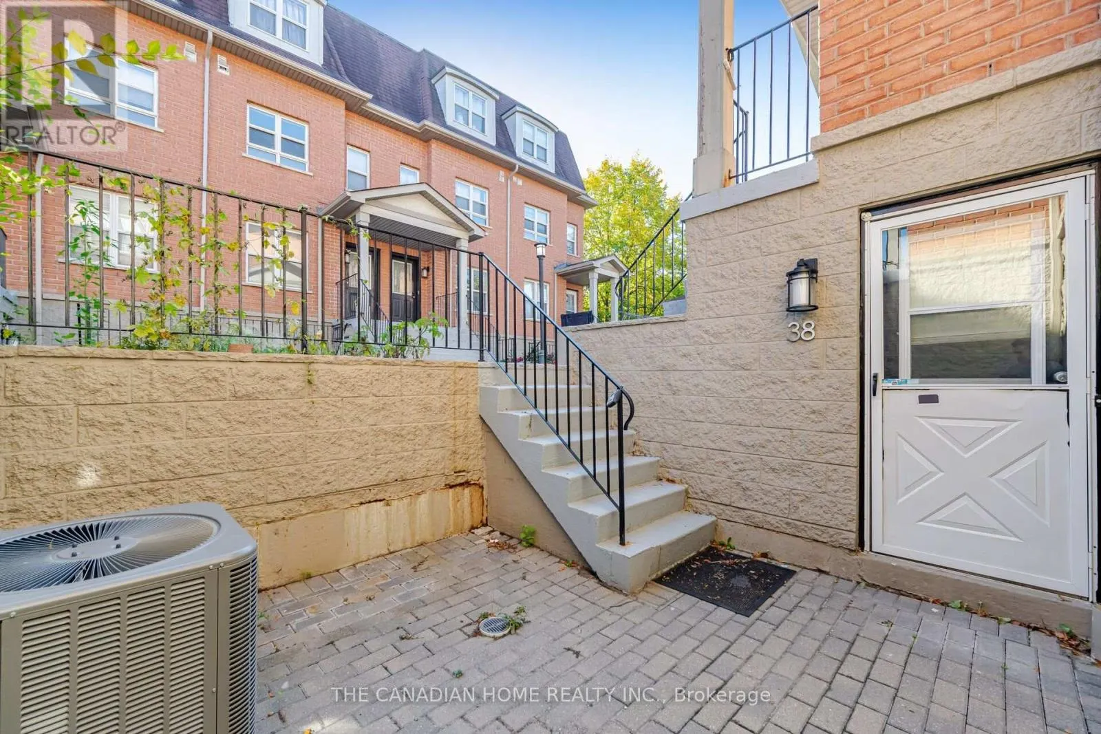 38 - 901 KENNEDY ROAD