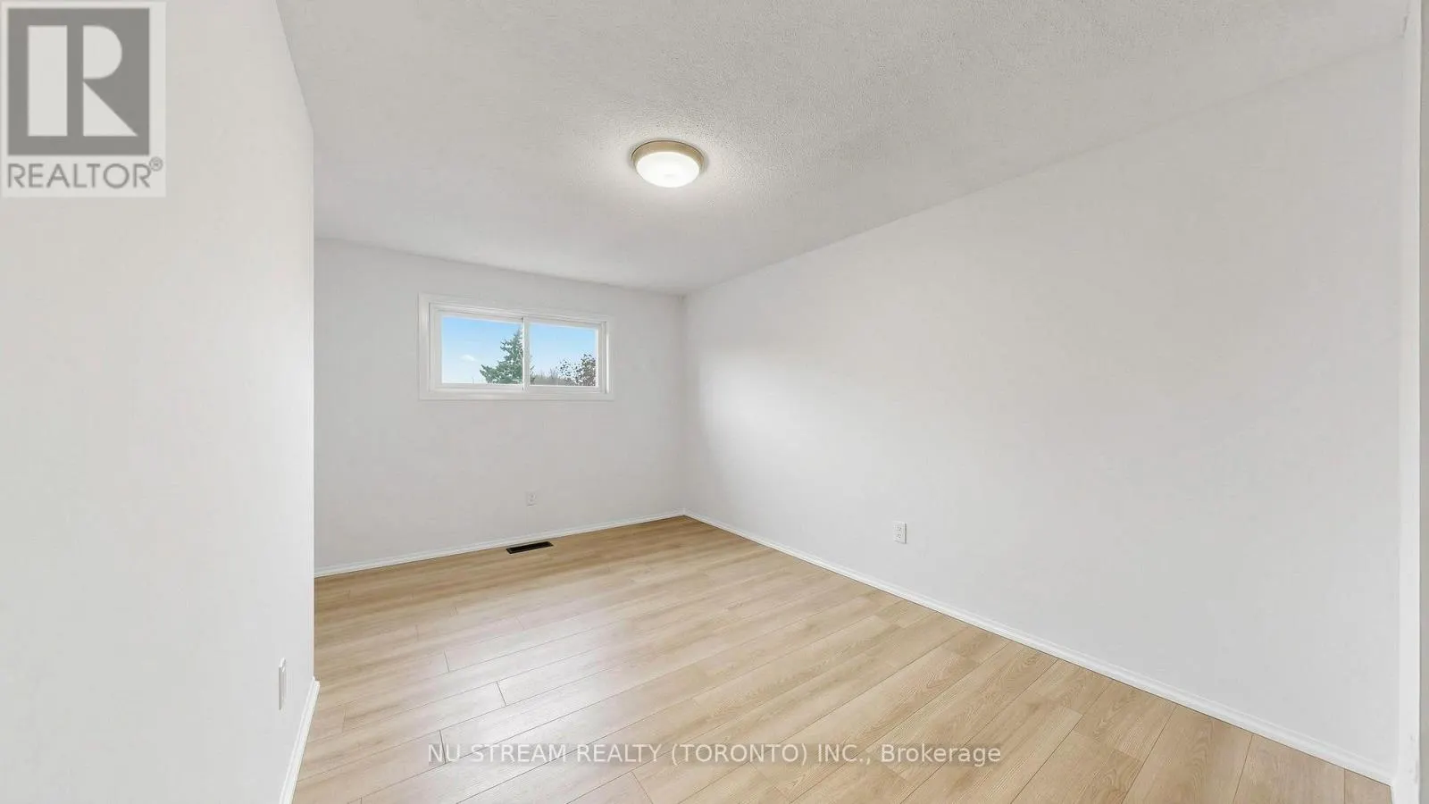 25 TREETOPS COURT