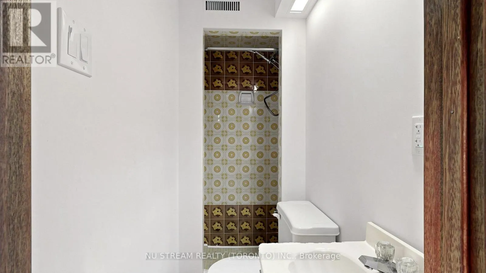 25 TREETOPS COURT