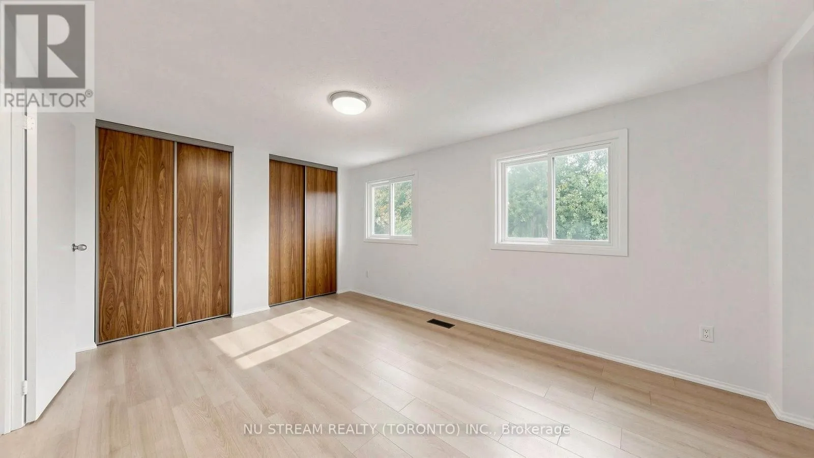 25 TREETOPS COURT